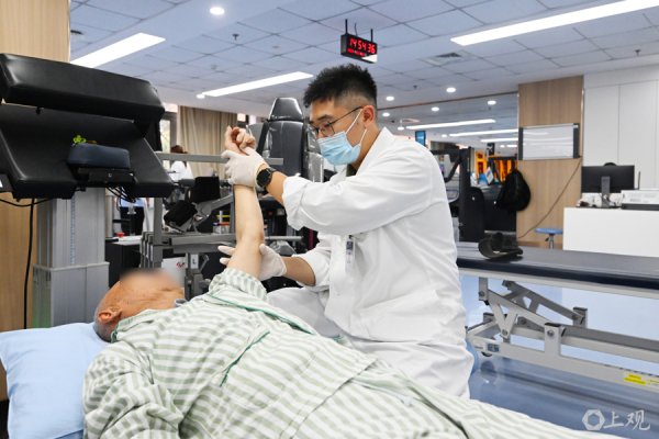 360配资网 “我们对健康管理更有信心了” 让居民赞不绝口的康复器械，记者也体验了一番
